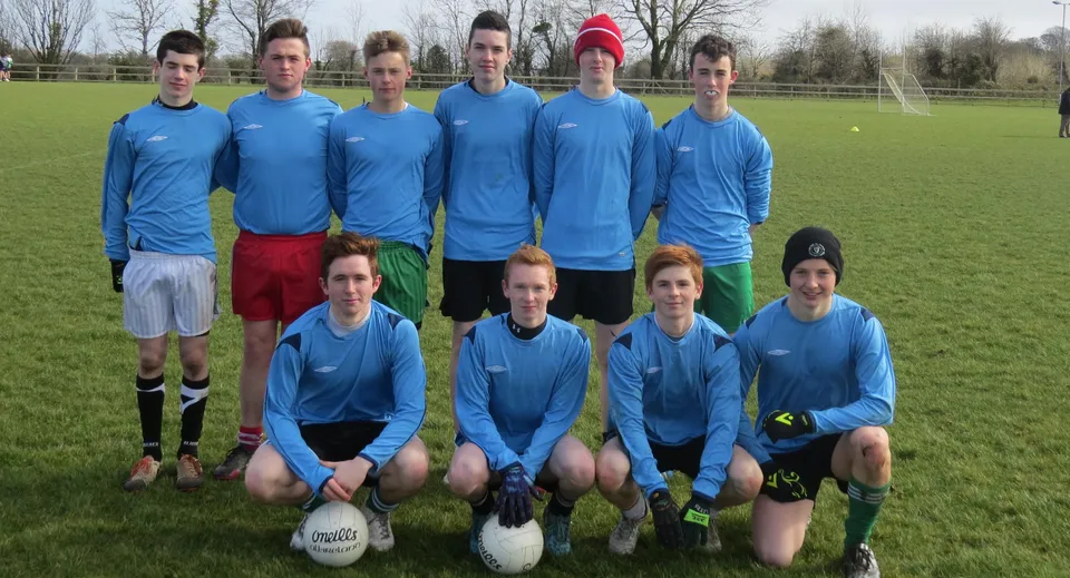 Un gruppo di studenti del Coláiste Mhuire Ballymote posa insieme su un campo da calcio.