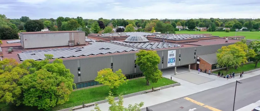 Il moderno edificio scolastico a più piani della A.Y. Jackson Secondary School con tetto a falde e circondato da aree verdi.