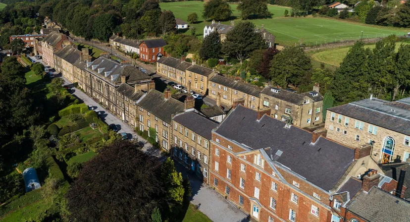 Un paesaggio pittoresco con edifici storici in mattoni a vista e un campanile vicino alla Fulneck School.