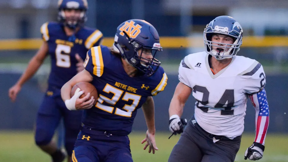 Due giocatori di football della Notre Dame High School si trovano uno di fronte all'altro sul campo da gioco.