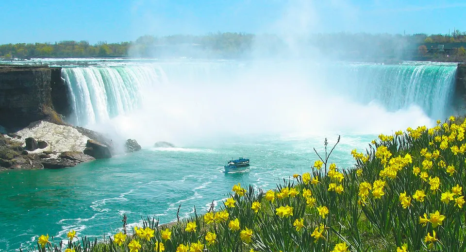 Vista sulle Cascate del Niagara con rocce e dintorni verdi vicino alla Bear Creek Secondary School.
