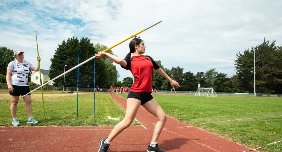 Una studentessa di Bodmin College si prepara al lancio del giavellotto sul campo sportivo.