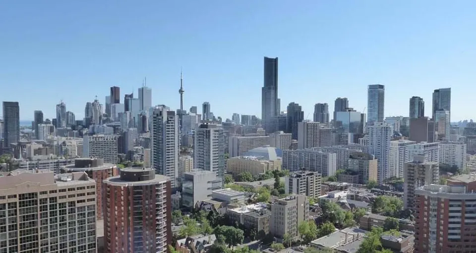 Lo skyline urbano con grattacieli è visibile dai dintorni del George Harvey Collegiate Institute.