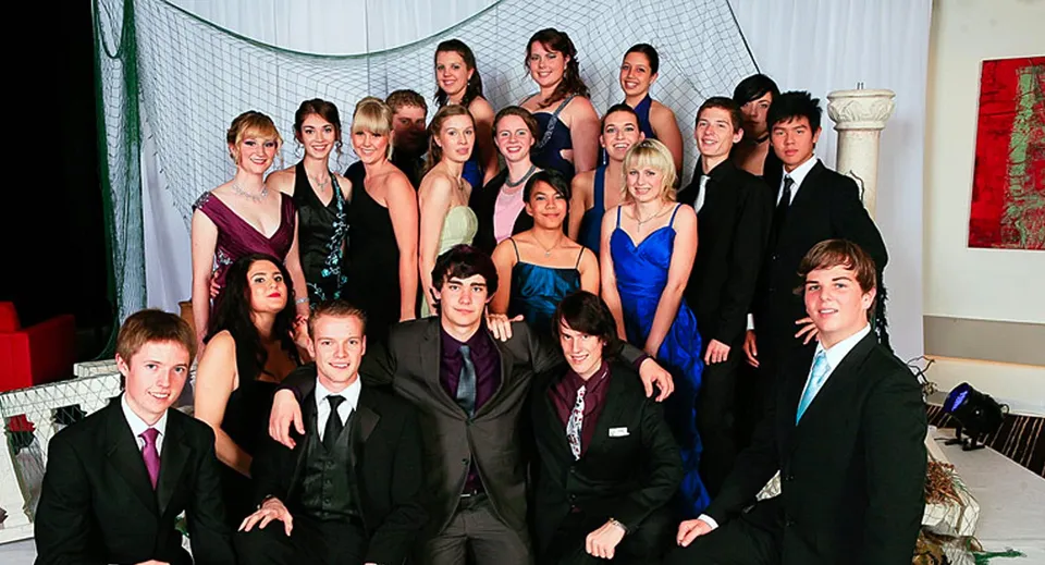 Un gruppo di studenti e studentesse in abito formale a un evento al Northcote College.