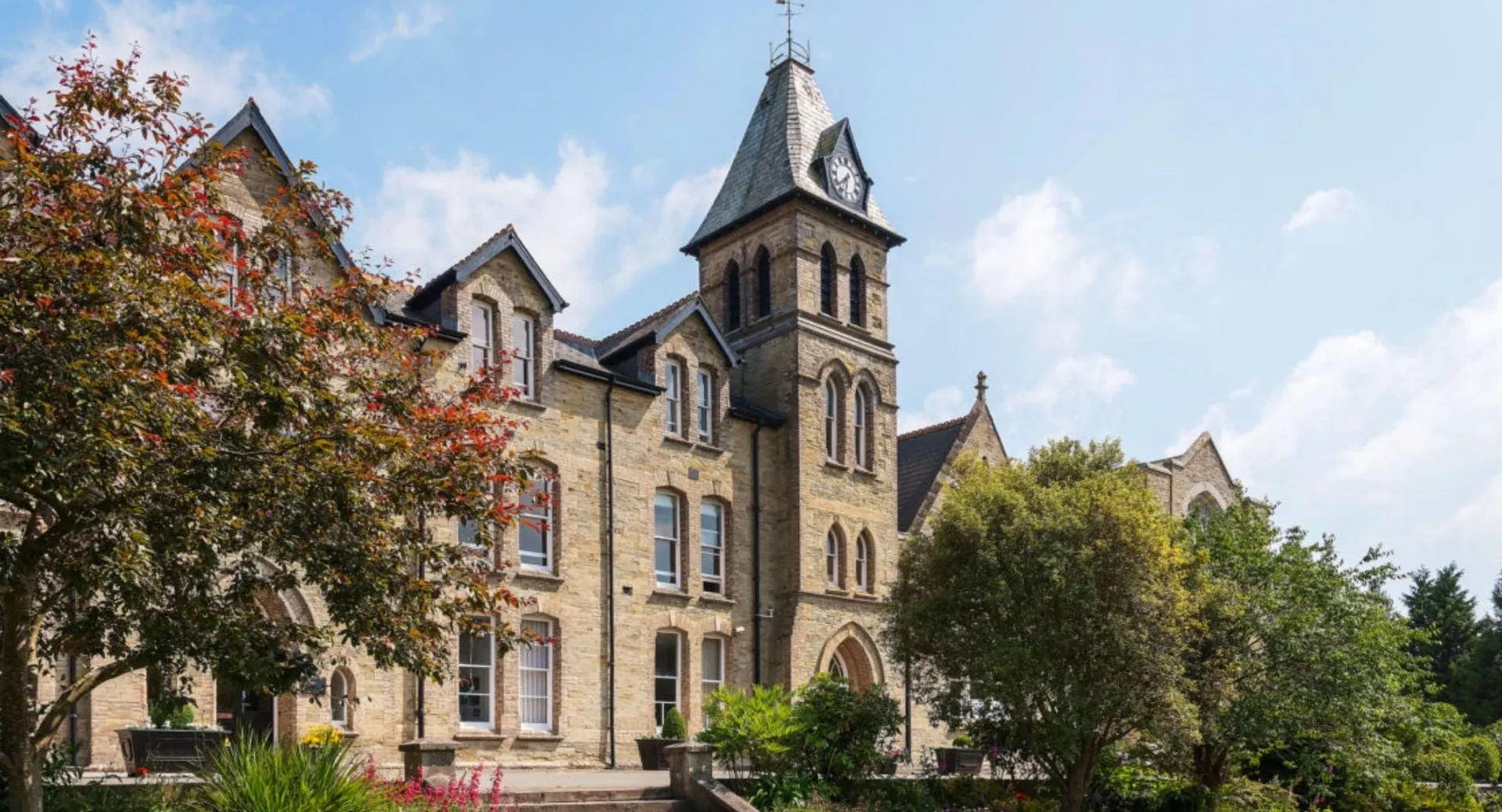 L'edificio principale in stile gotico della Truro School è circondato da alberi e aree verdi.