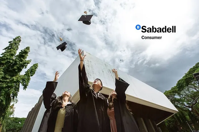 Tres graduados con toga lanzan sus birretes al aire junto al logotipo de Sabadell Consumer