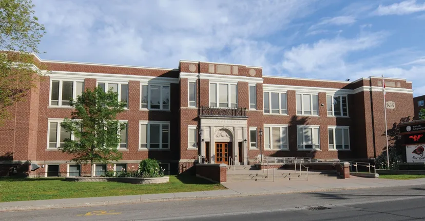 L'edificio in mattoni a più piani con un grande ingresso e colonne si trova nel campus del Brockville Collegiate Institute.