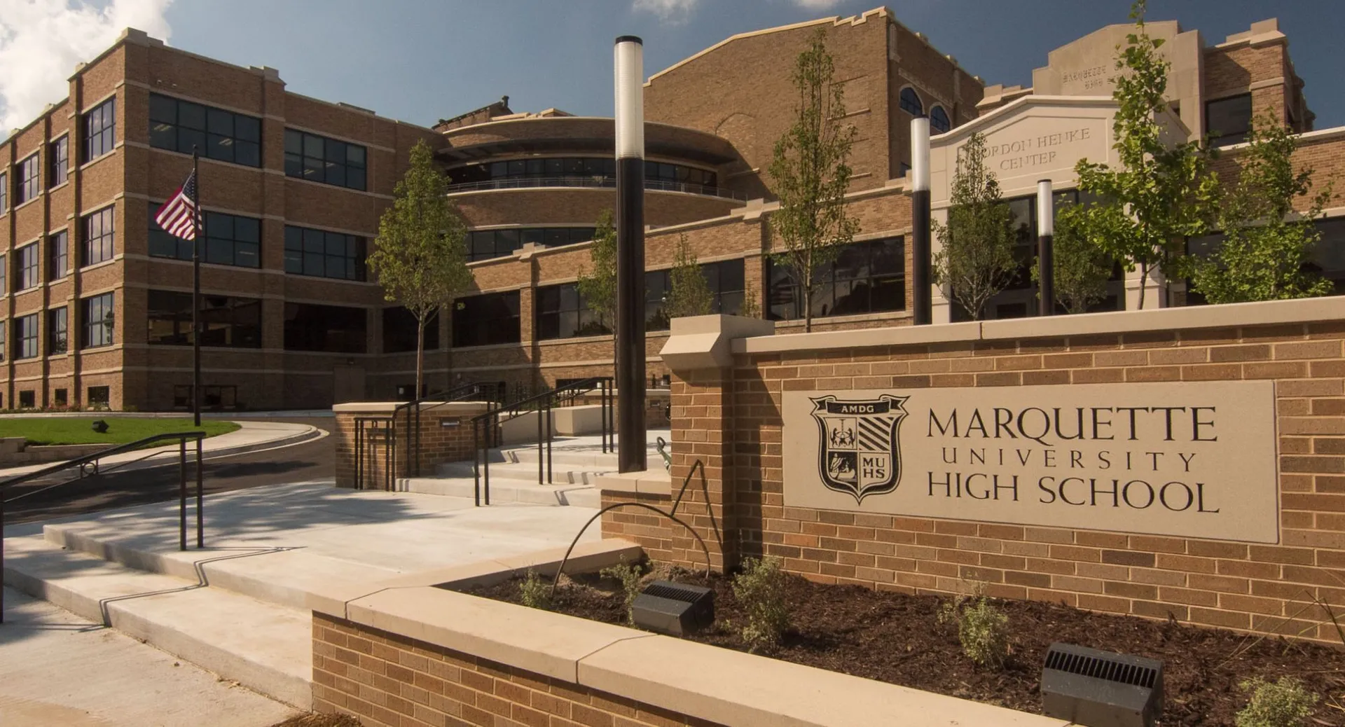 L'edificio in mattoni della Marquette High School con l'area d'ingresso e un'insegna con il logo della scuola.