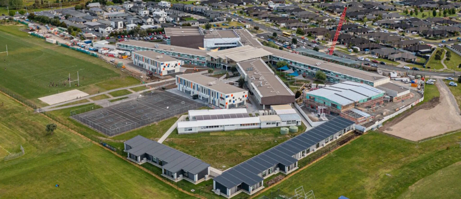 Vista aerea del Papamoa College con diversi edifici scolastici e le zone residenziali e verdi circostanti.