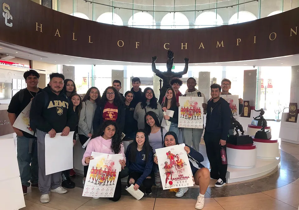 Un gruppo di studenti e studentesse della Birmingham Community Charter High School posa davanti alla Hall of Champions nel museo.