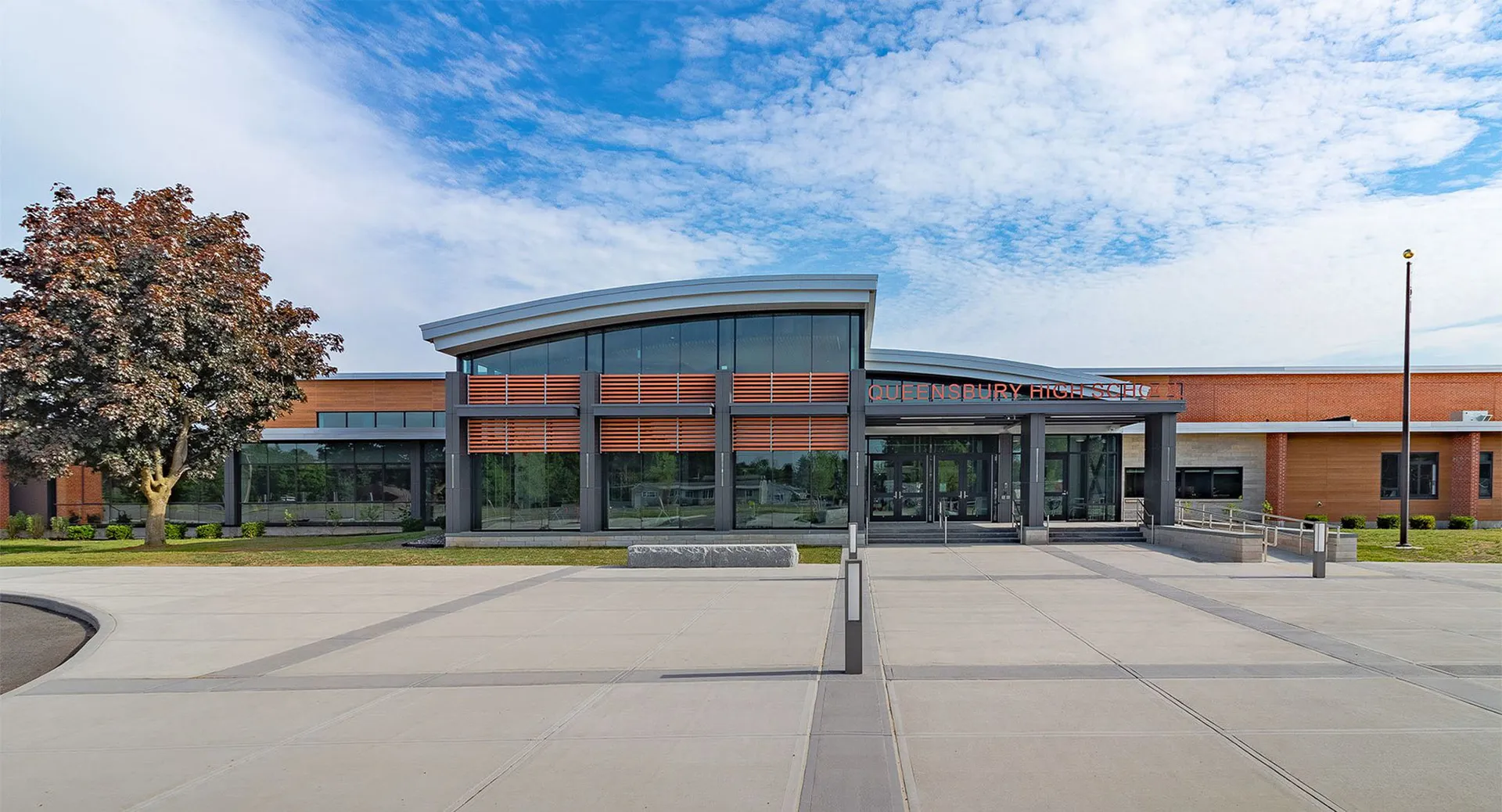 Il moderno edificio in vetro con tetto a volta nel campus del Queensbury Union Free School District.