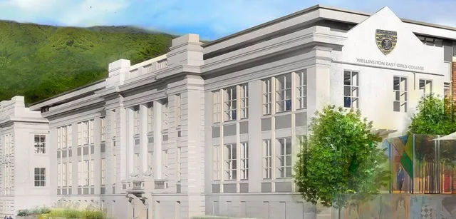 L'imponente edificio bianco del Wellington East Girls’ College è circondato da una natura verdeggiante e montagne sullo sfondo.