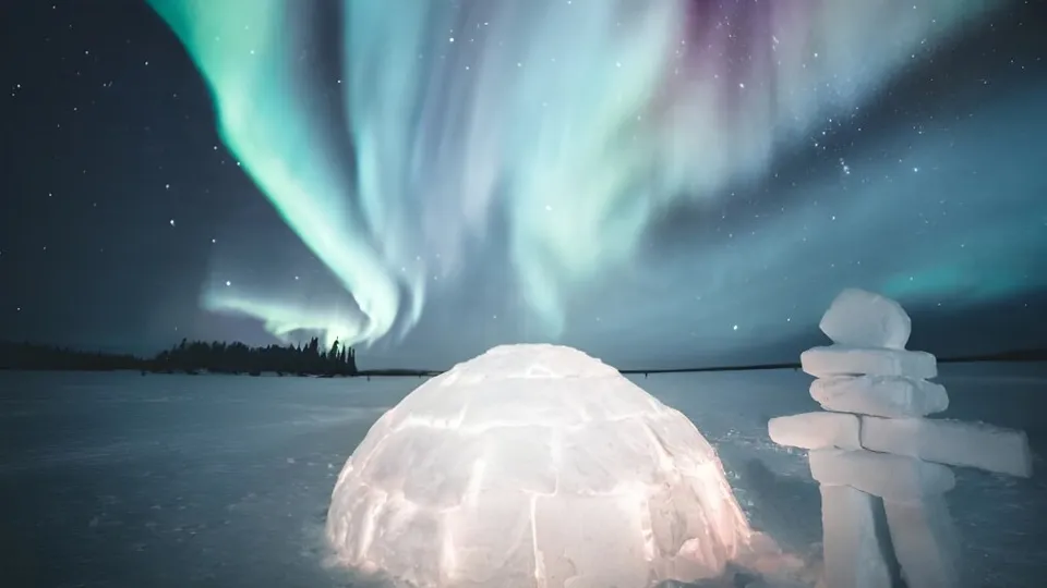 L'aurora boreale risplende sopra un lago ghiacciato nel terreno della École Salish Secondary School.