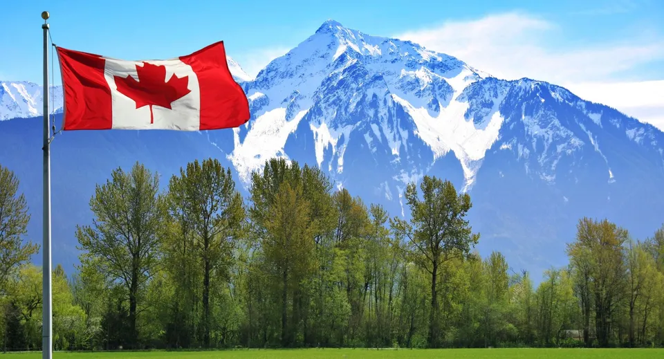 La bandiera canadese sventola davanti a una montagna innevata nell'area della Trinity College School.