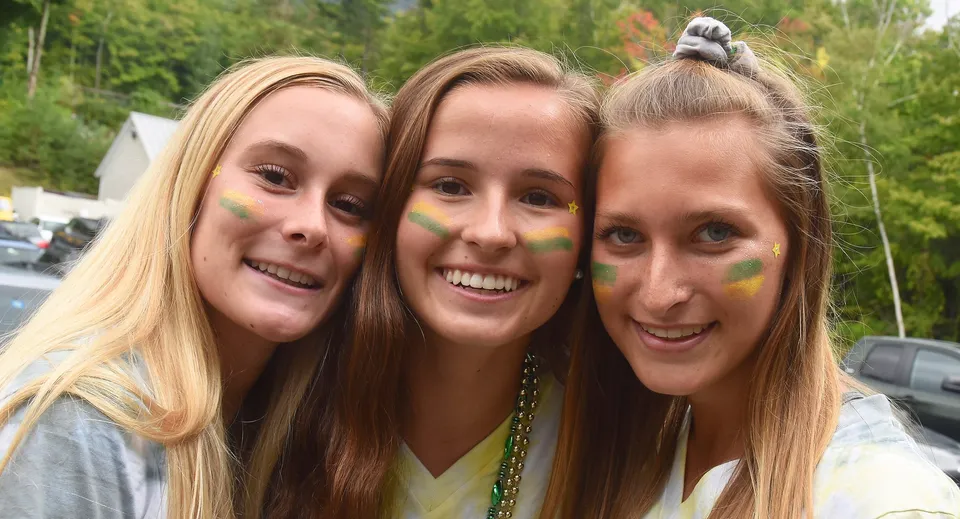 Tre studentesse della Burr and Burton Academy sono visibili nell'area verde esterna.