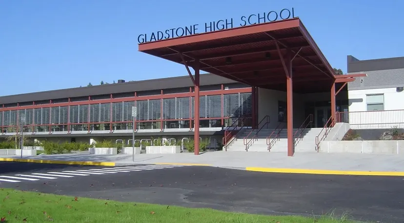 L'edificio della Gladstone High School con ingresso coperto, scale e un'ampia facciata finestrata.
