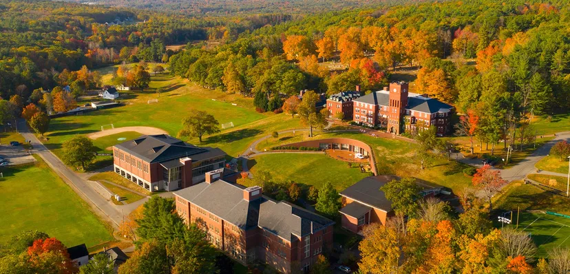 Paesaggio autunnale con il campus della Cushing Academy immerso tra colline boscose e verdi campi.