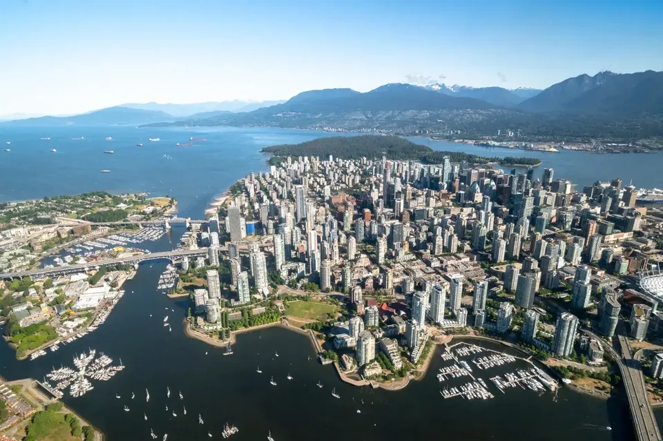 Vista sullo skyline di Vancouver con il porto e le montagne sullo sfondo, vicino al Vancouver Community College.