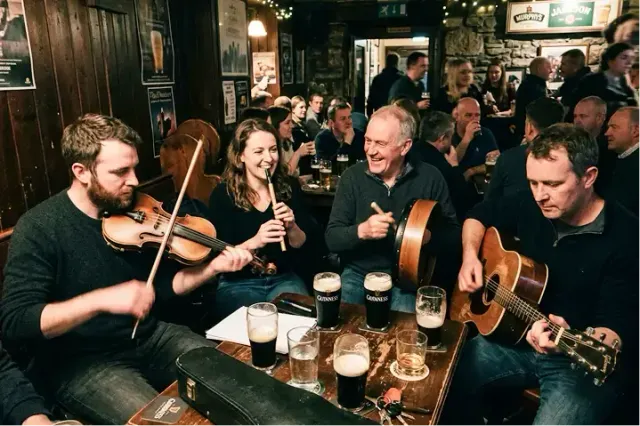 Musicisti suonano violino, flauto e chitarra in un pub tradizionale a Galway, tra pinte di birra scura