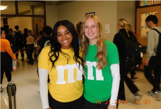 Due studentesse travestite da M&M's nel corridoio della high school negli USA