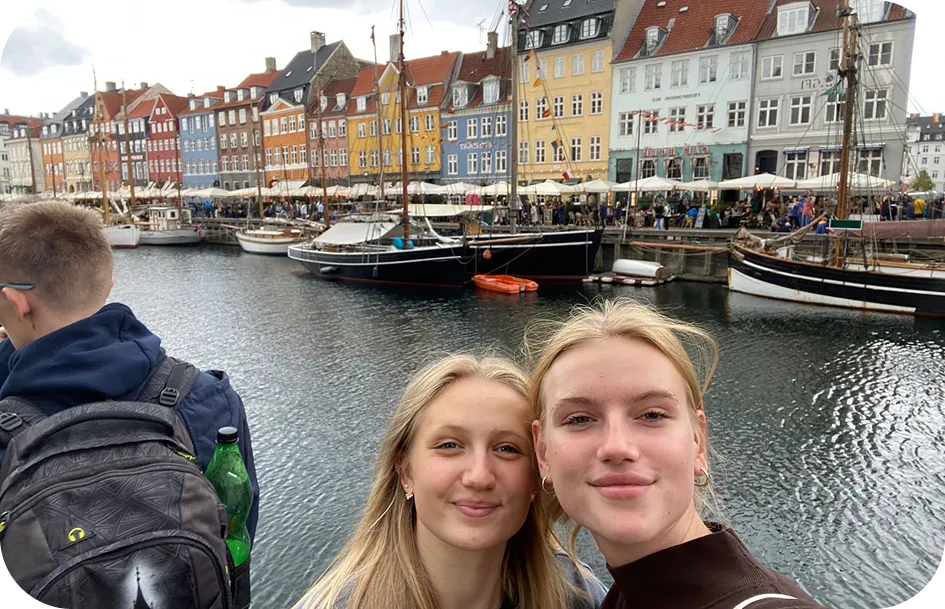 Zwei Austauschschülerinnen machen ein Selfie am Nyhavn in Kopenhagen