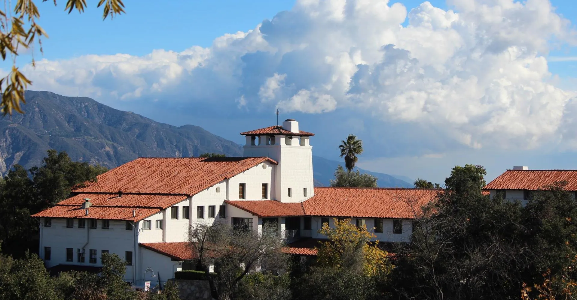 L'edificio principale di ispirazione spagnola della Flintridge Sacred Heart Academy è circondato da palme e aree verdi.