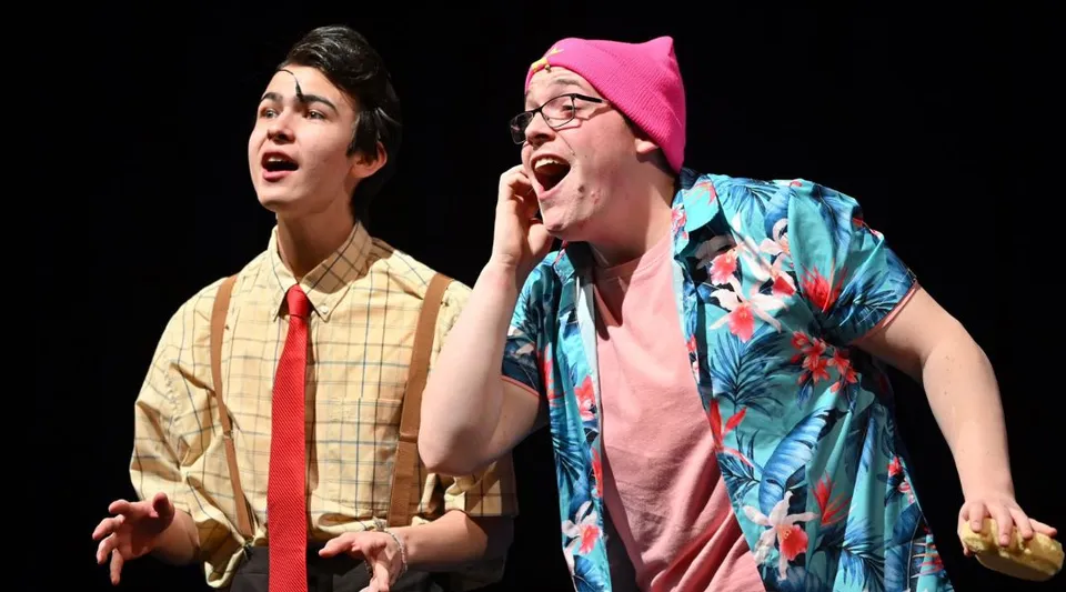 Due attori mettono in scena una performance sul palco della West Ferris School.