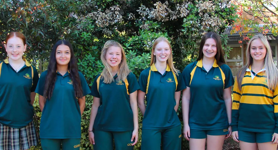 Un gruppo di sei studentesse della Golden Grove High School è insieme in un ambiente verde.