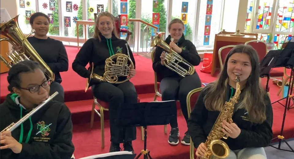 Un gruppo di giovani musicisti suona ottoni sul palco della Ursuline Secondary School a Cork.
