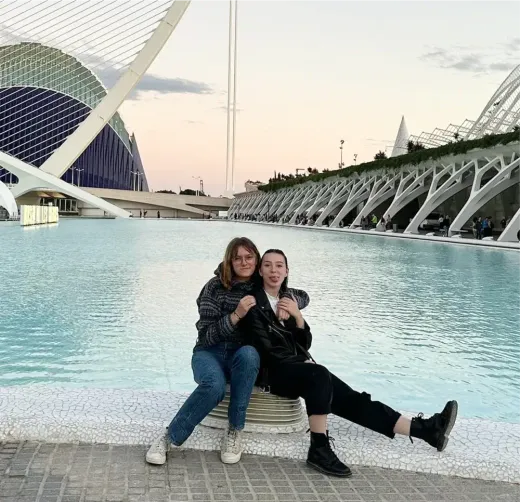 Zwei Mädchen posieren am Wasser der Stadt der Künste und Wissenschaften in Valencia, Spanien