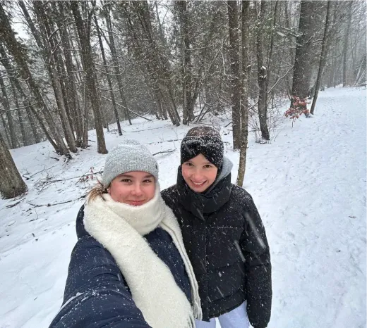 Selfie von zwei Mädchen in einem verschneiten Wald in Kanada