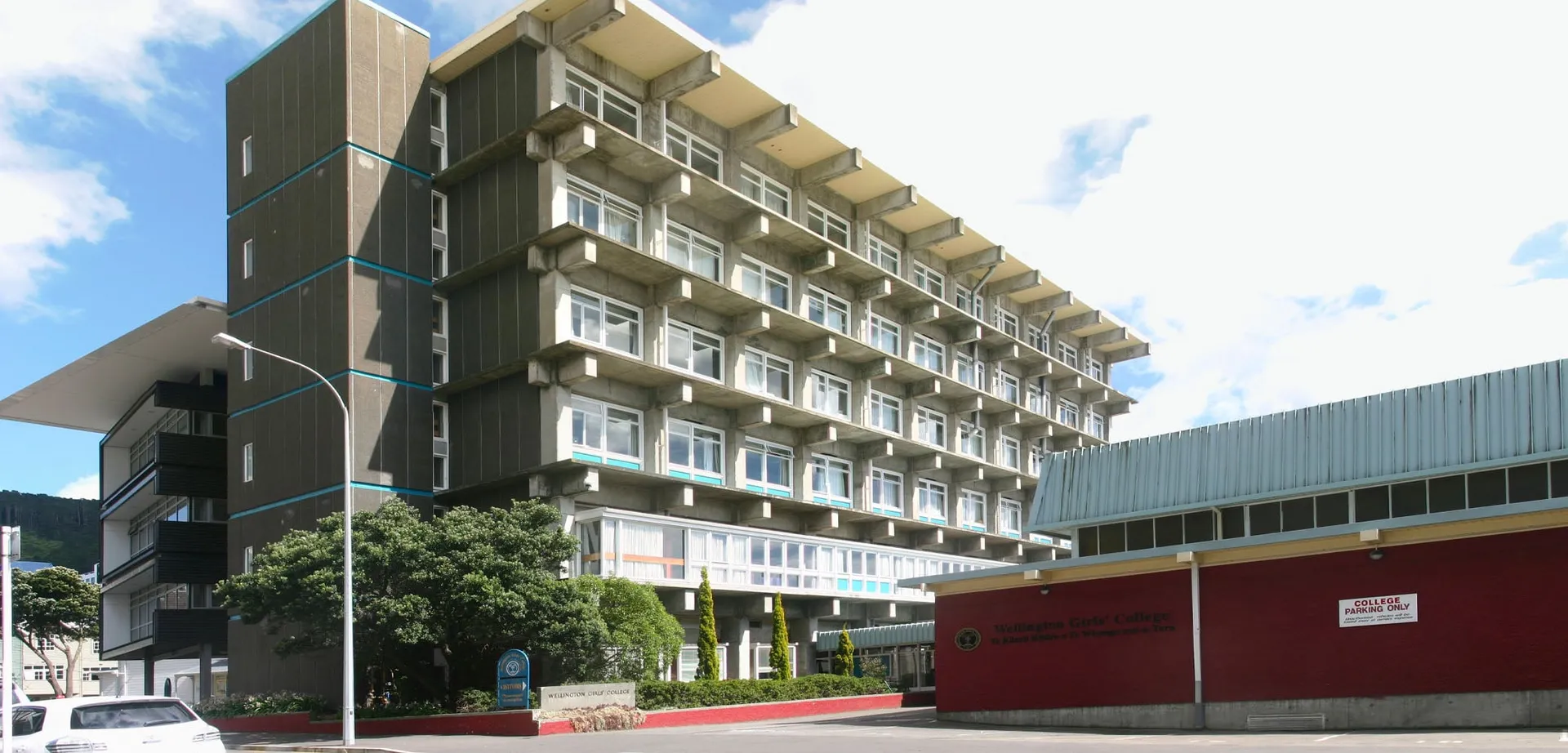 L'edificio a più piani dal design moderno all'interno del campus del Wellington Girls' College è circondato da alberi.