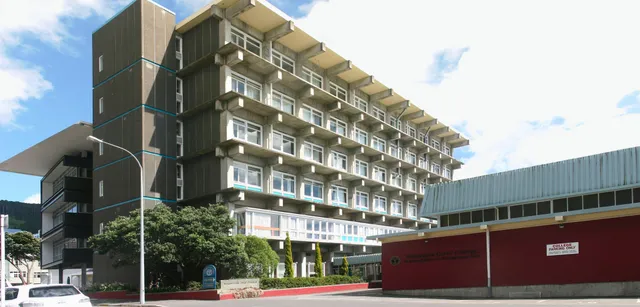 L'edificio a più piani dal design moderno all'interno del campus del Wellington Girls' College è circondato da alberi.
