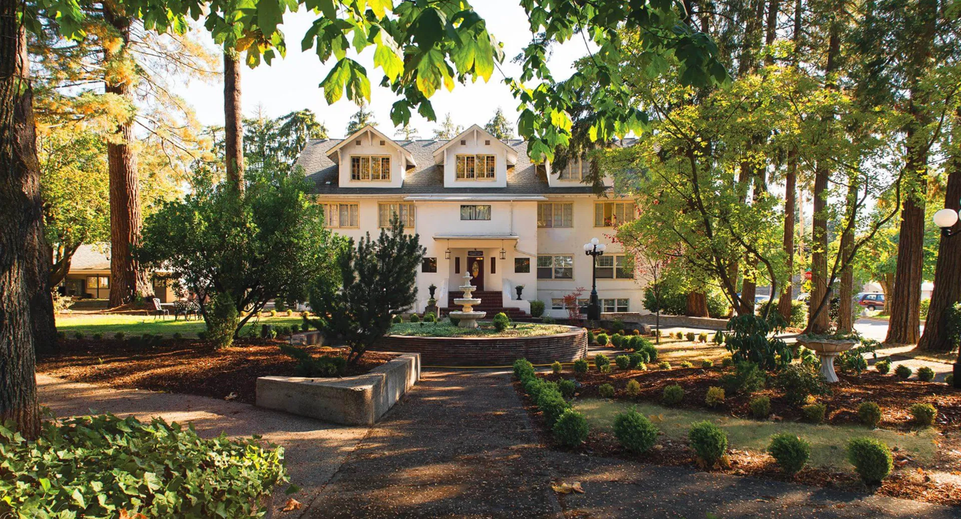 Una casa vittoriana nel campus della Canyonville Academy è circondata da un verde lussureggiante.