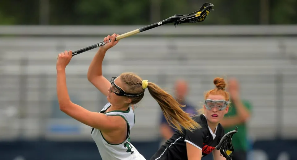 Due studentesse giocano a hockey sul campo del St. Dominic’s College.