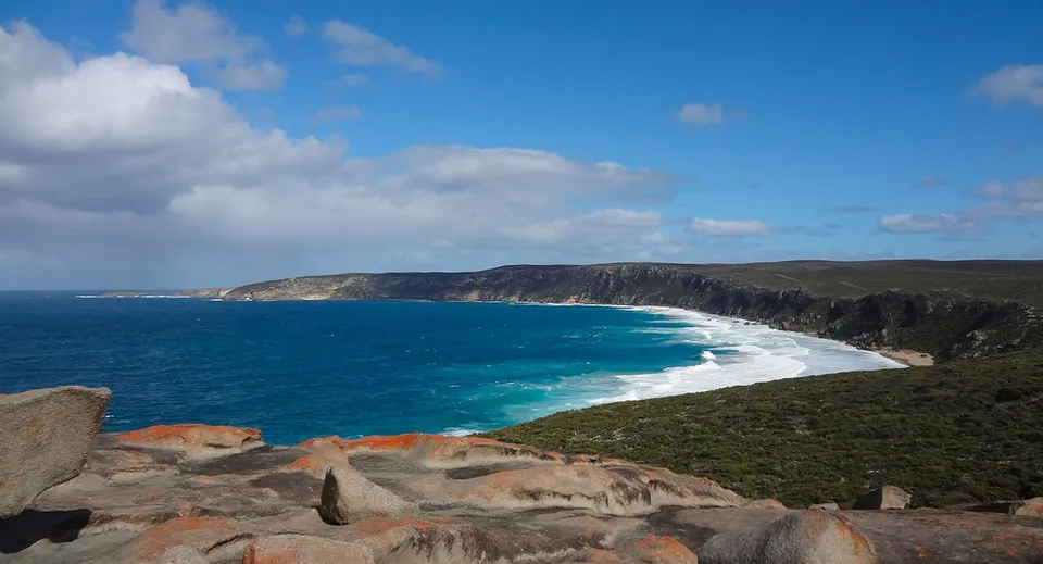 Vista sulla costa rocciosa con alte scogliere e il mare turchese vicino alla Murray Bridge High School.