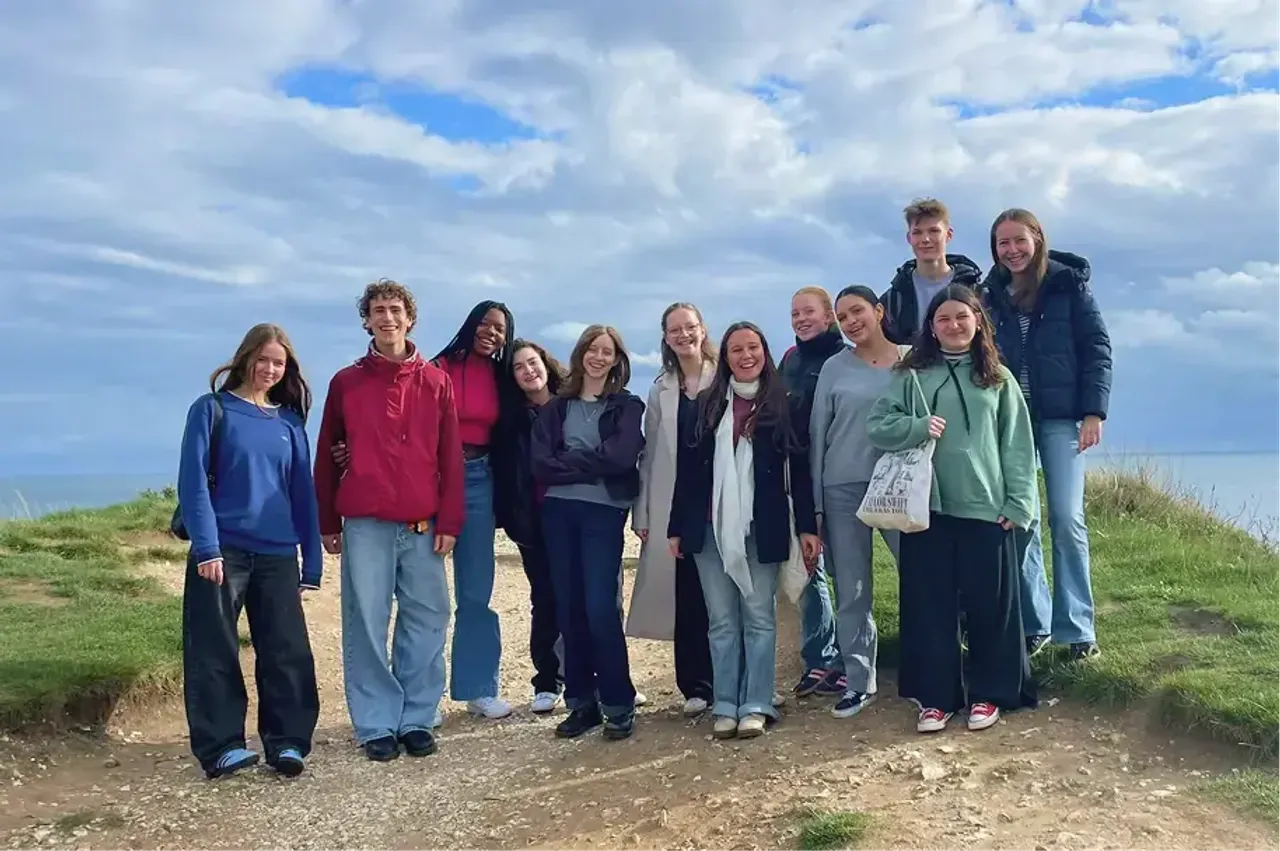 Gruppo di studenti sorridenti su una scogliera affacciata sul mare durante una vacanza studio in Gran Bretagna