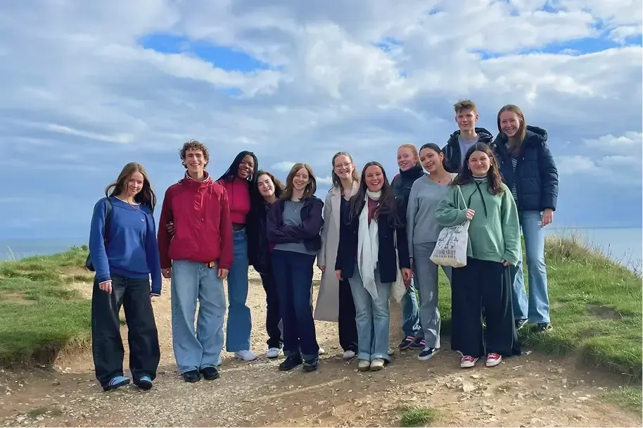 Gruppo di studenti sorridenti su una scogliera affacciata sul mare durante una vacanza studio in Gran Bretagna