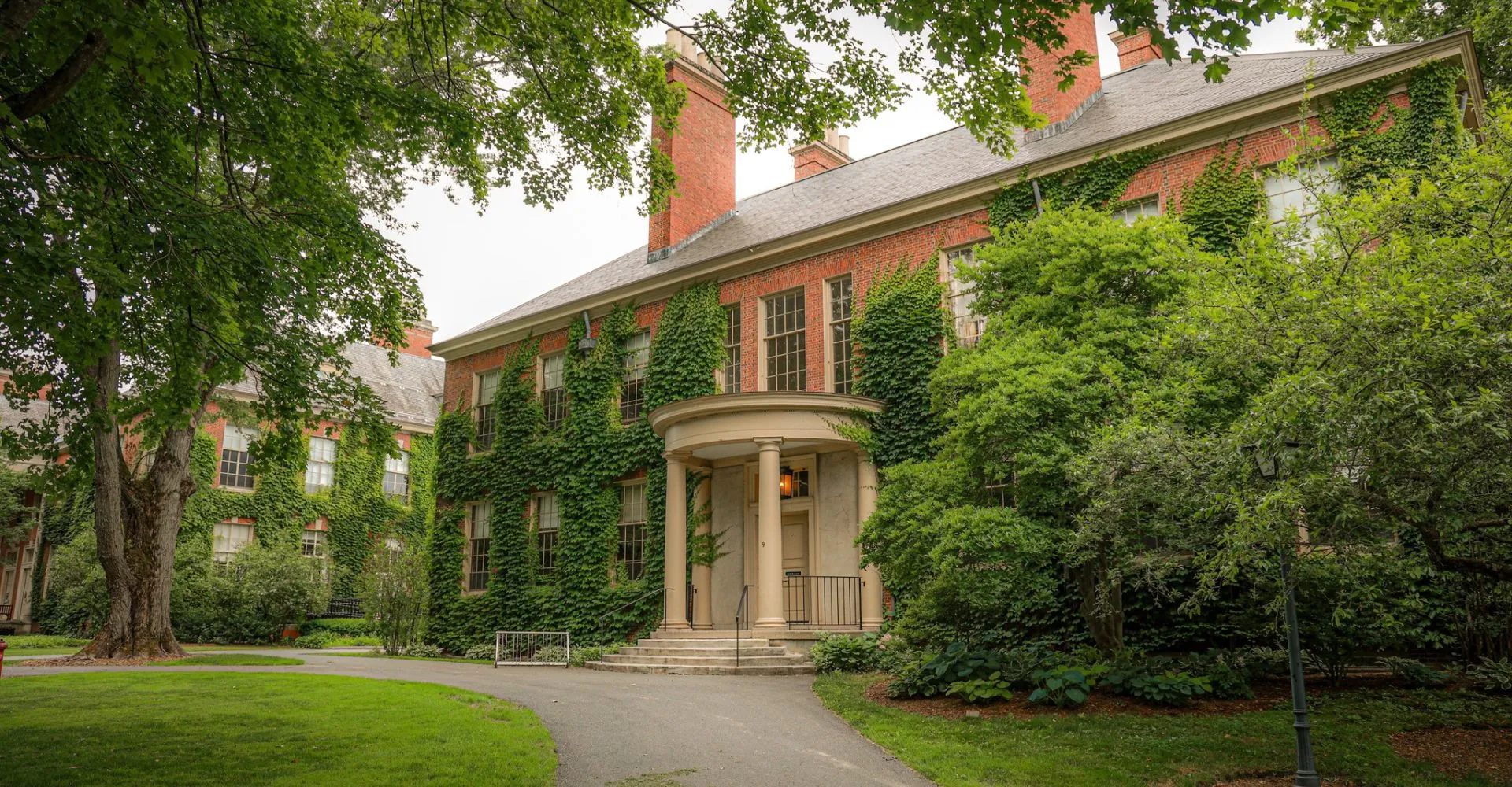 L'edificio principale della Deerfield Academy è circondato da alberi ad alto fusto e da un prato ben curato.