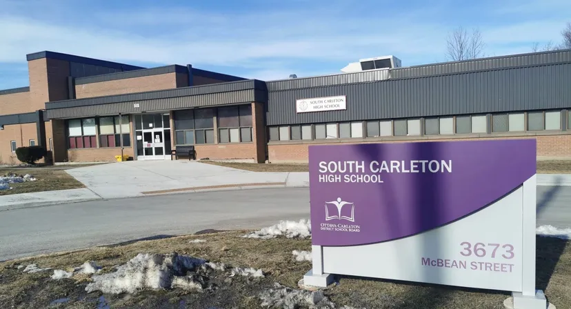 Il moderno edificio scolastico della South Carleton High School si trova davanti a un paesaggio innevato.