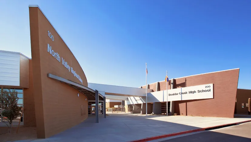 L'edificio principale della Boulder Creek High School si staglia contro un limpido cielo blu.
