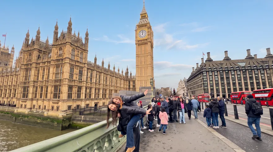 Big Ben und die Boadicea-Statue in London von unten fotografiert vor einem wolkenverhangenen Himmel