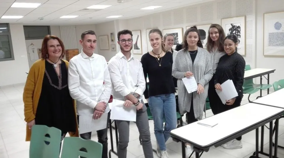 Un gruppo di studenti e studentesse si trova insieme in un'aula del campus del Lycée Gabriel Fauré.