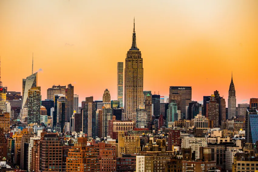 Skyline di New York con l'Empire State Building al tramonto
