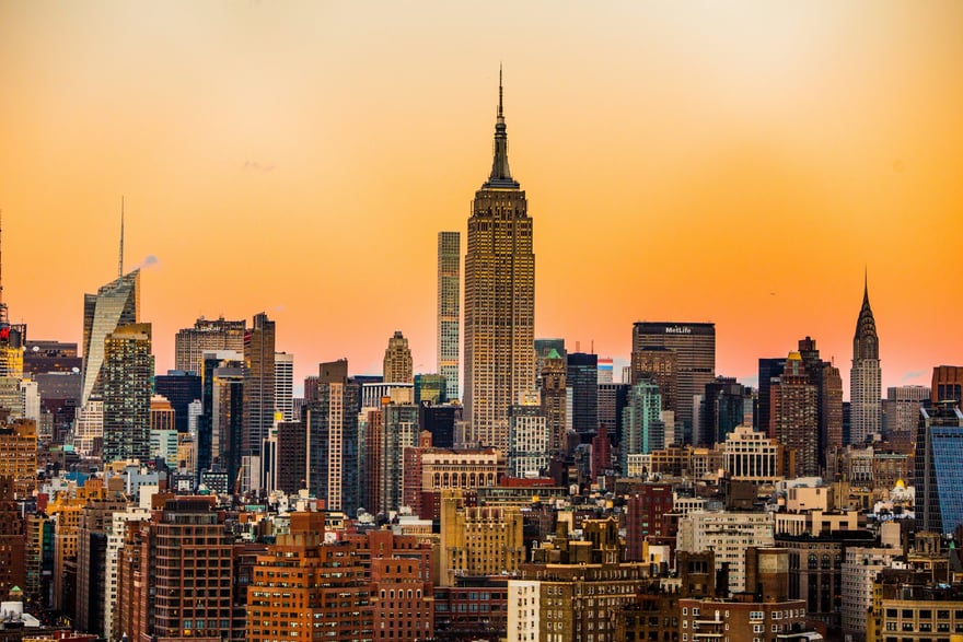 Skyline di Manhattan al tramonto con l'Empire State Building e i grattacieli di Midtown