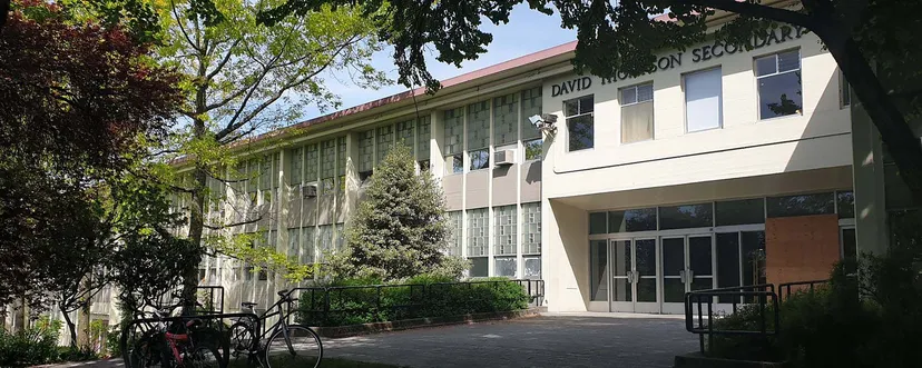 Edificio a più piani con ampie finestre e alberi nel campus della David Thompson Secondary School a Vancouver.