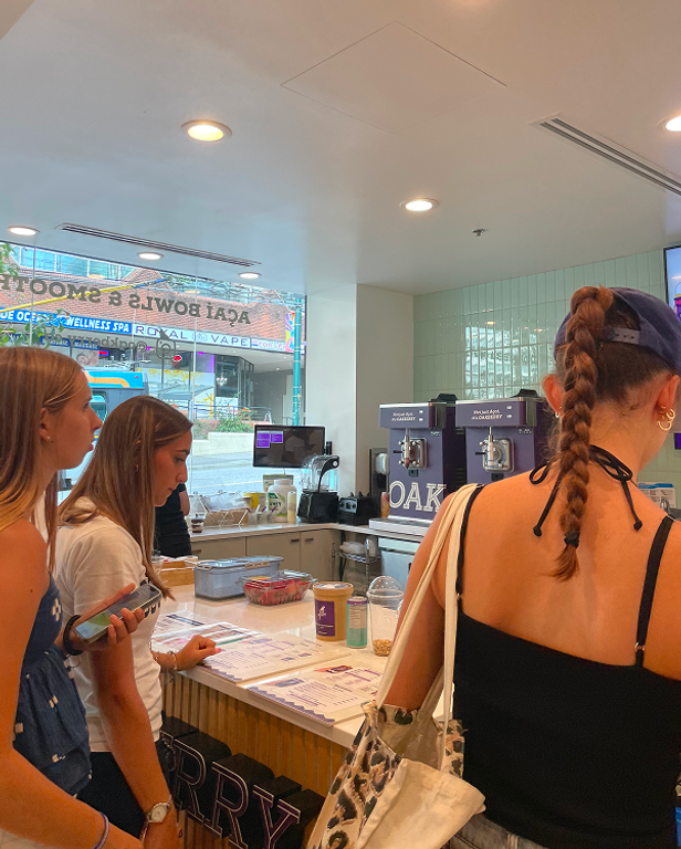 Studentesse in uno smoothie bar durante l'anno scolastico in Canada