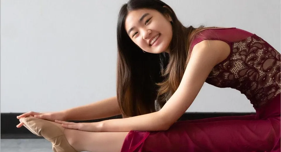 Una studentessa della Crean Lutheran High School è seduta su un divano e sorride.