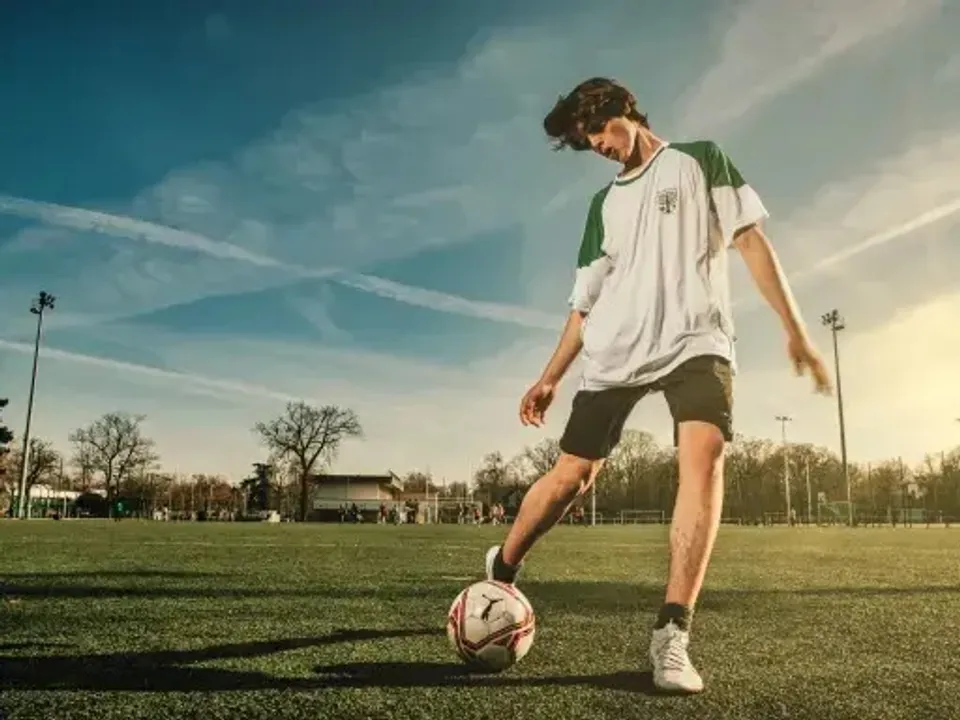Studenti della Ermitage International School in divisa scolastica verde cavalcano lungo un sentiero immerso nel verde.
