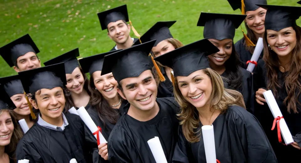 Un gruppo di neodiplomati dell'Athlone Community College è insieme su un prato con l'abito da diploma.